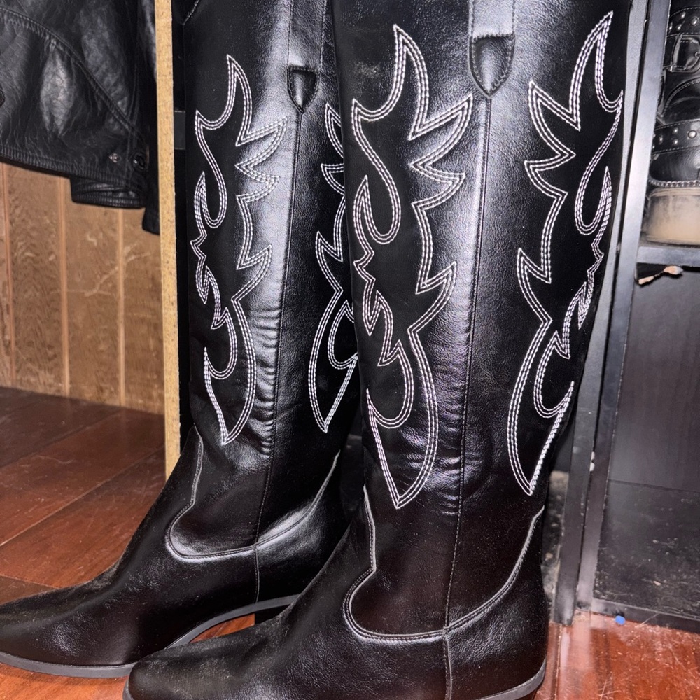 Black Leather Western Boots with White Stitching. Only worn once !